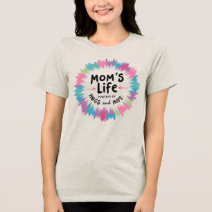 Mom's Life Powered by Knuffels en Hoop Tri-Blend Shirt