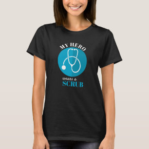 Mon héros porte un T-shirt bleu scintillant