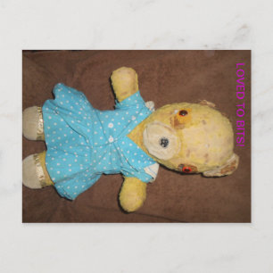 Mon ours en peluche pose sur une carte postale