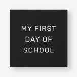 Mon premier jour d'école Noir et Blanc<br><div class="desc">Cette enseigne simple et élégante "My first day of school" présente un look de carton-lettres avec un arrière - plan imprimé noir et blanc TOUS les CASQUETTES sans serif. Le texte et le design peuvent être entièrement personnalisés.</div>