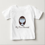 Mon premier T-shirt de nourrisson de Chanukah<br><div class="desc">Un mignon et menorah assez bleu-clair et blanc sur un arrière - plan de brun foncé qui célèbre le premier festival du bébé des lumières sur l'habillement de Hanoukka d'enfant et de nourrisson et la papeterie qui font les cadeaux mignons de Chanukah.</div>