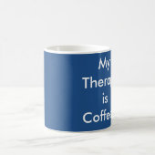 "Mon traitement est du café" Mug de café (Centre)