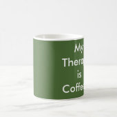 "Mon traitement est du café" Mug de café (Centre)