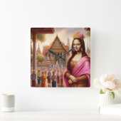 Mona ligt tegenover de Thaise tempel Vierkante Klok (Huis)