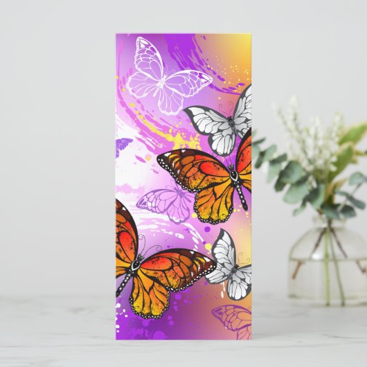 Monarch Butterflies op Paarse achtergrond Menu (Staand voorkant)