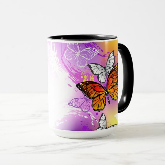 Monarch Butterflies op Paarse achtergrond Mok (Voorkant rechts)