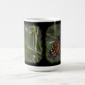 Monarch Butterfly in het gras Black Border Koffiemok (Center)
