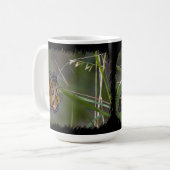Monarch Butterfly in het gras Black Border Koffiemok (Voorkant links)