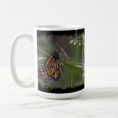Monarch Butterfly in het gras Black Border Koffiemok (Links)
