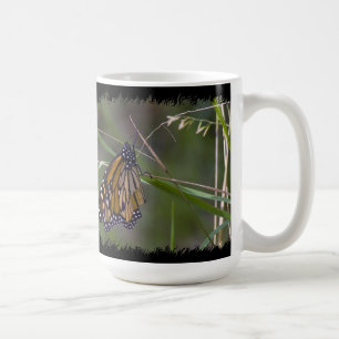 Monarch Butterfly in het gras Black Border Koffiemok