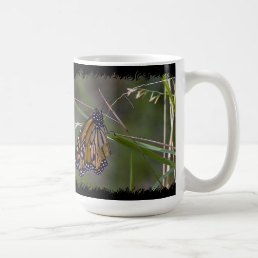 Monarch Butterfly in het gras Black Border Koffiemok (Rechts)