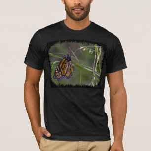 Monarch Butterfly in het gras Black Edge T-shirt