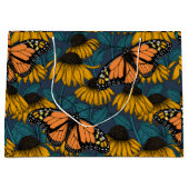 Monarch butterfly on yellow coneflowers groot cadeauzakje (Voorkant)