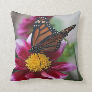 Monarch Butterfly op Deep Pink Dahlia Flower Foto Kussen