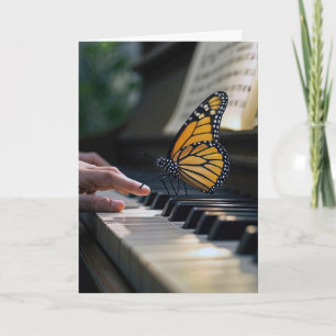 Monarch Butterfly op een piano toetsenbord Kaart