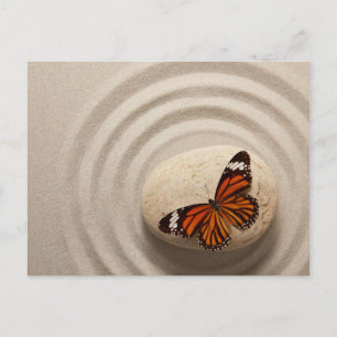 Monarch Butterfly op een steen in een Zen Garden Briefkaart