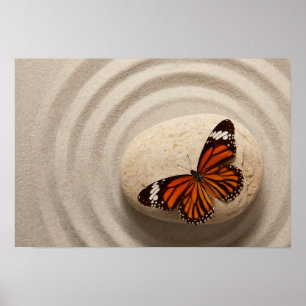 Monarch Butterfly op een steen in een Zen Garden Poster