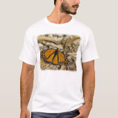 Monarch Butterfly op Ground White Edge T-shirt (Voorkant)