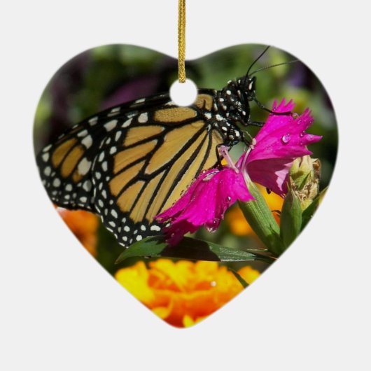 Monarch Butterfly op roze marigold-hart versiering Keramisch Ornament (Achterkant)