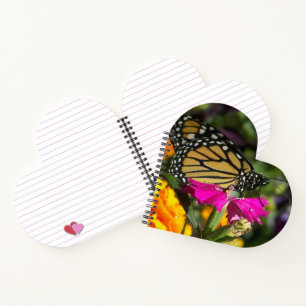 Monarch Butterfly op roze marigolfbloem Notitieboek