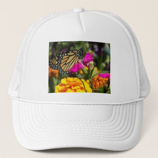 Monarch Butterfly op roze marigolfbloem Trucker Pet (Voorkant)