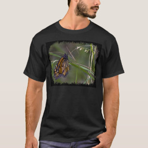 Monarch vlinder in het gras t-shirt
