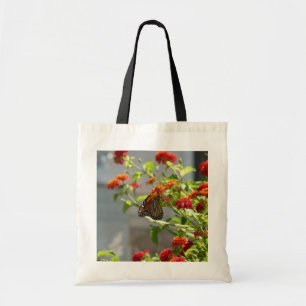 Monarchvlinder op rode vlinderstruik tote bag