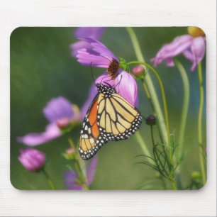 Monarchvlinder op roze bloemen muismat