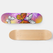 Monarchvlinders op paarse achtergrond skateboard (Horizontaal)