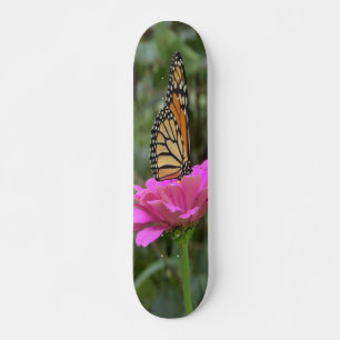 Monboogvlinder op een  roze zinnievloer skateboard