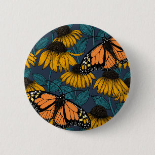 Monboogvlinder op gele naaldbomen ronde button 5,7 cm