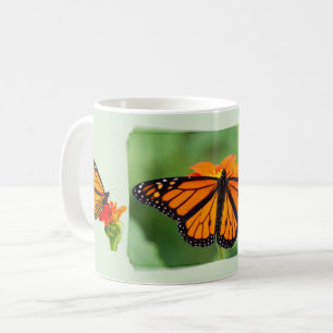 Monboogvlinder op groene achtergrond. koffiemok