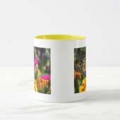 Monboogvlinder op roze marigold-mok mok (Midden)