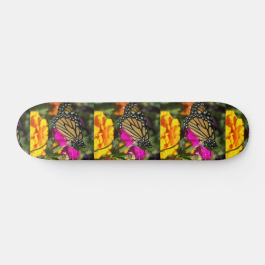 Monboogvlinder op roze marigold skateboard (Horizontaal)