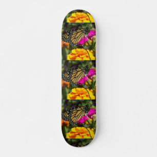 Monboogvlinder op roze marigold skateboard