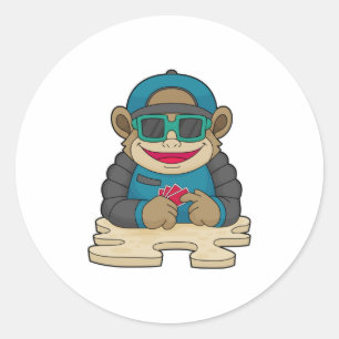 Monkey bij Poker met pokerkaarten en zonnebrillen Ronde Sticker