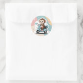 Monkey driving a scooter ronde sticker (Tas)