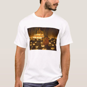 Monniken die khom loy kaarsen en lantaarns aanstek t-shirt