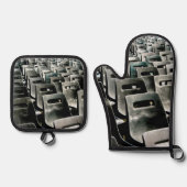 Monochromatic Gray Chairs  Ovenwant & Pannenlap Set (Voorkant)