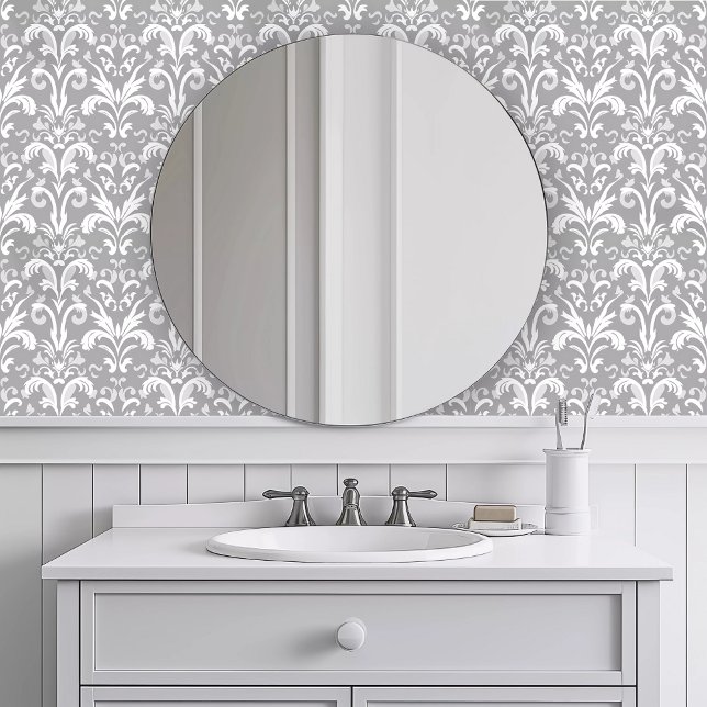 Monochromatisch ingewikkeld grijs behang (Monochromatic Intricate Gray Wallpaper in a white bathroom.)