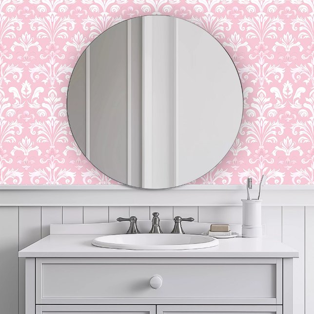 Monochromatische roze fleur behang (Monochromatic Pink Fleur Wallpaper in a white bathroom.)