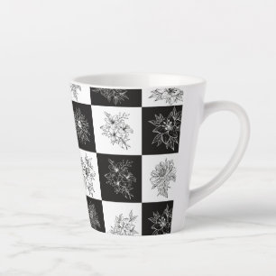 Monochrome bloemen en schaakbordpatroon latte mok