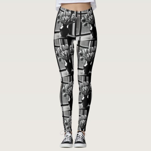 Monochrome elegantie: zwart witte tulp stilleven leggings (Voorkant)