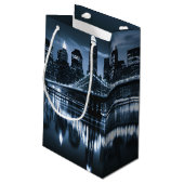 Monochrome New York Skyline Nightscape Klein Cadeauzakje (Achterkant Gekanteld)