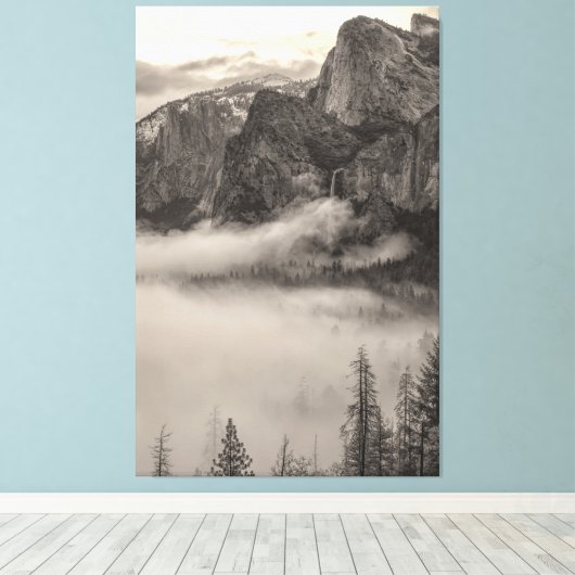 Monochrome Yosemite berglandschap met mist Canvas Afdruk (Insitu (Houten vloer))