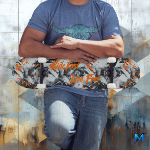 Monochroom Graffiti & Oranje 'Ride Fast Live Free' Skateboard
