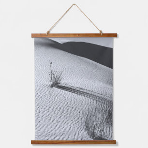 Monochroom landschapsbeeld van witte zandduinen hangend wandkleed