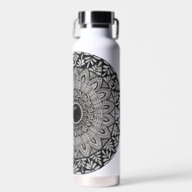 monochroom mandala-ontwerp op waterfles
