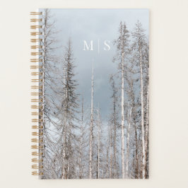 Monografische witte winterbomen op stoffige blauwe planner