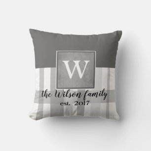 monogram aangepaste kussen sepia en witte strepen